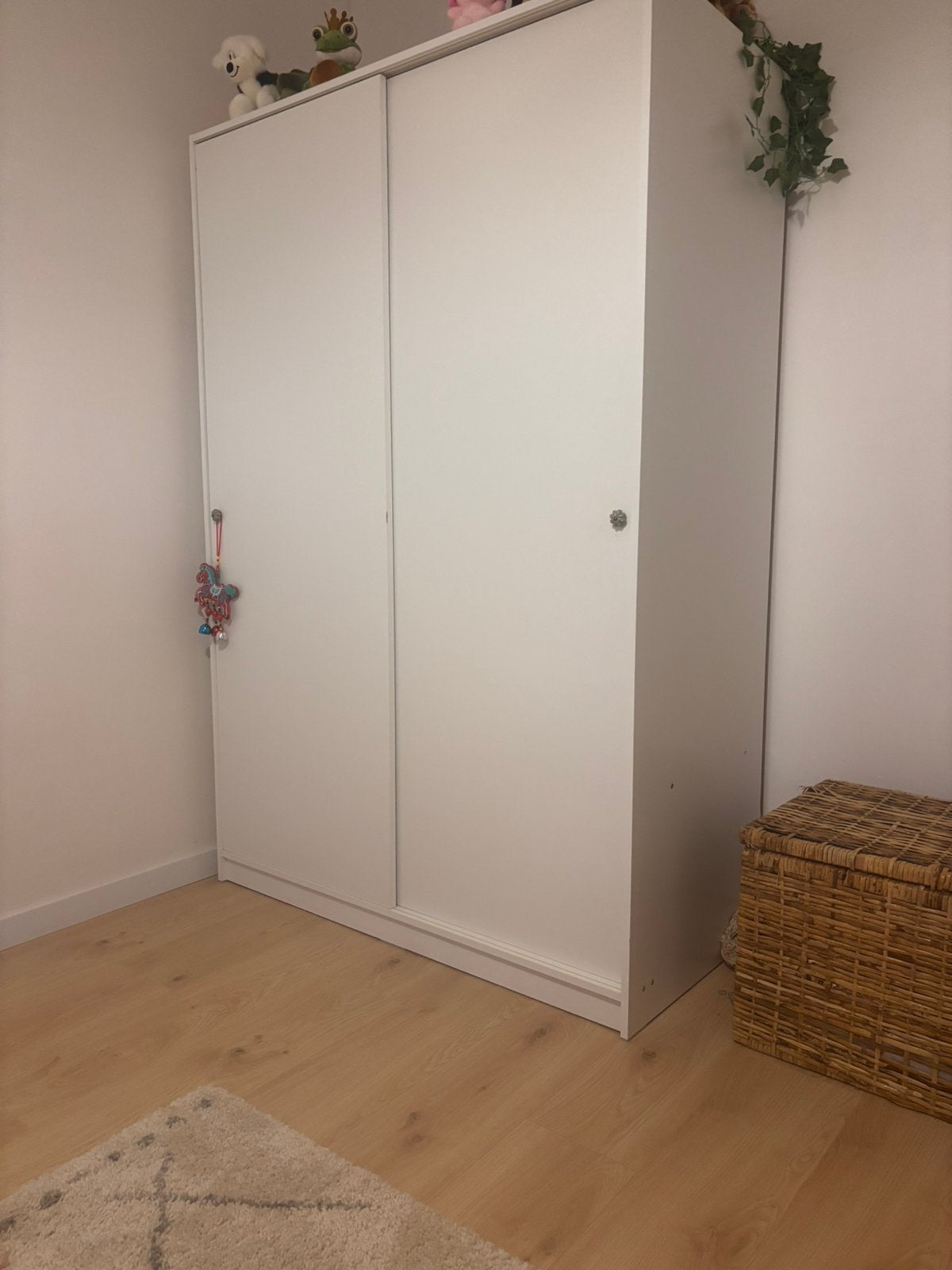 Witte kast (ikea met unieke handvaten) en schuifdeuren, Utilisé, 50 à 100 cm, Avec tiroir(s), 50 à 75 cm