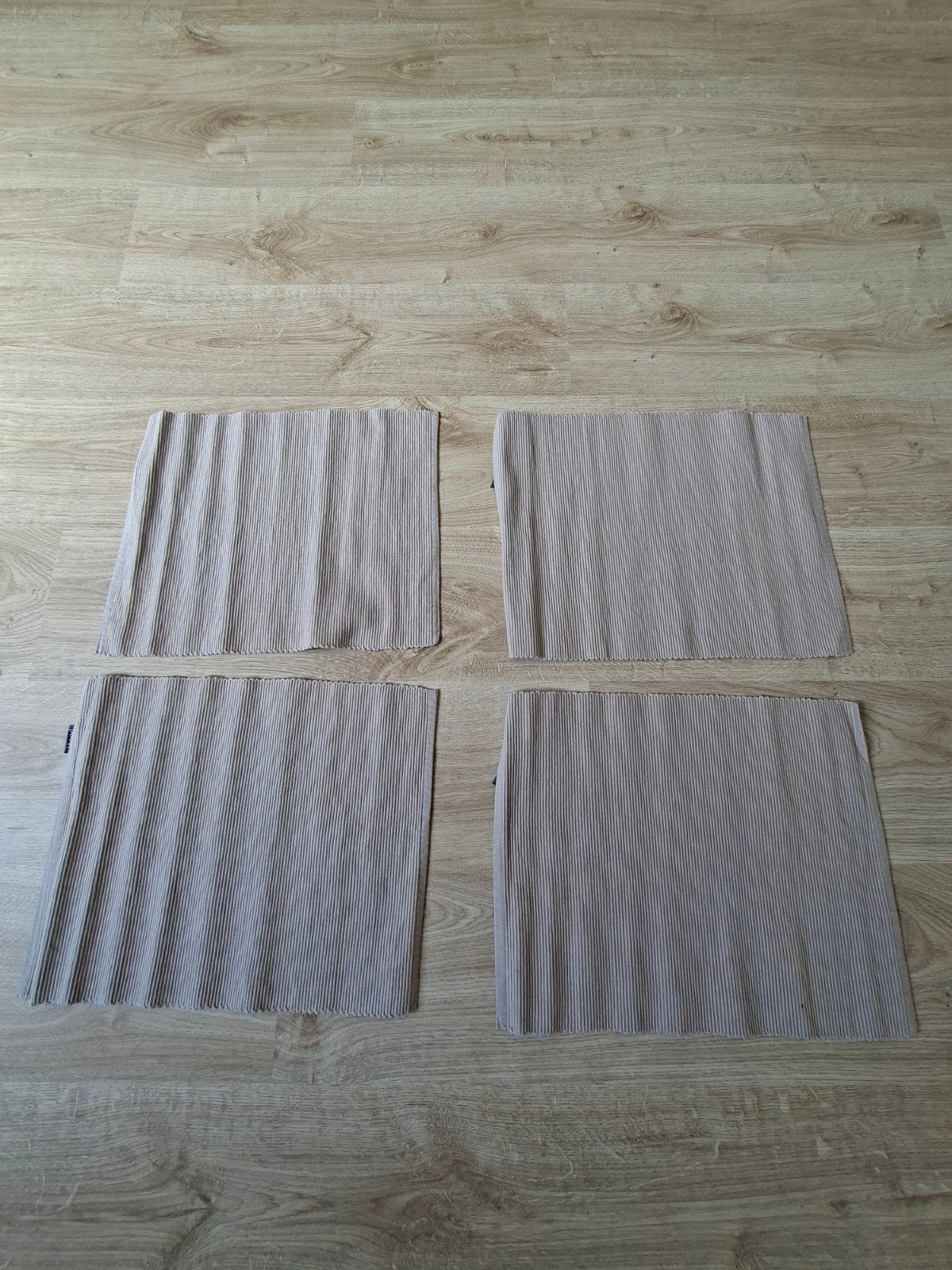 4 beige placemats, Ophalen