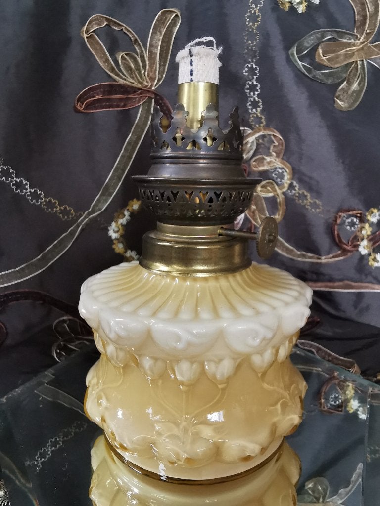 Antieke art nouveau lamp gemaakt van opaalglas. Uraniumglas., Ophalen of Verzenden