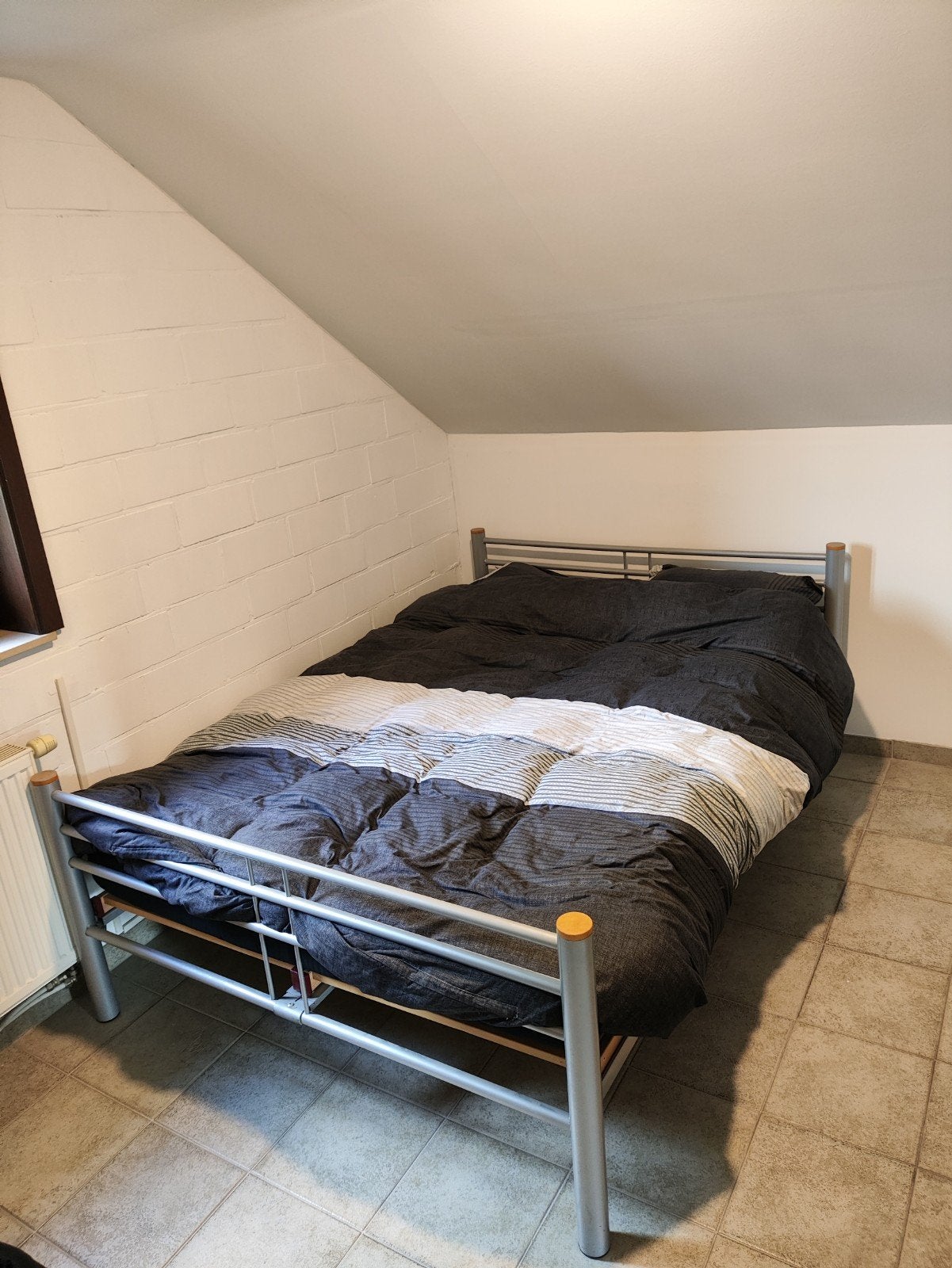 Bed 140 cm (twijfelaar) – compleet met matras en beddengoed, Maison & Meubles, Enlèvement, Queen size, 140 cm