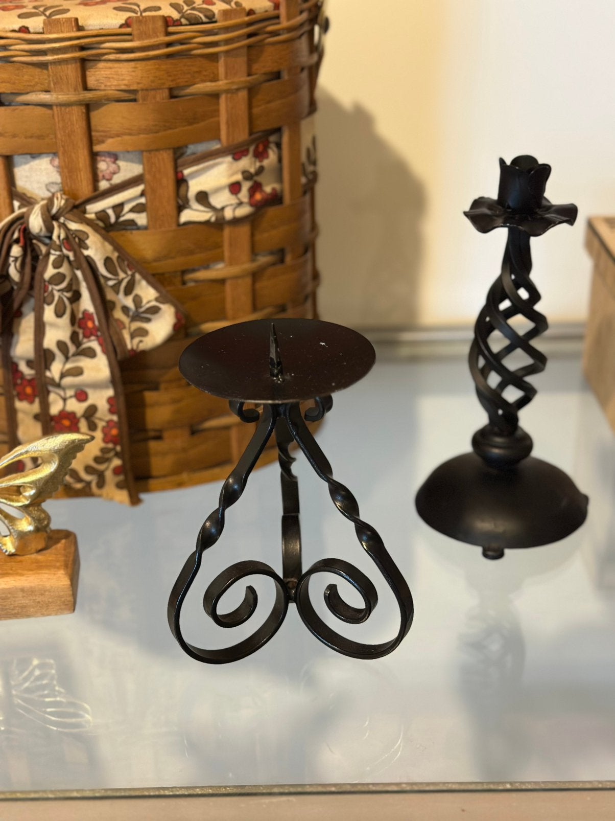Zwarte metalen kandelaar met kruldesign, Antiek en Kunst, Ophalen of Verzenden