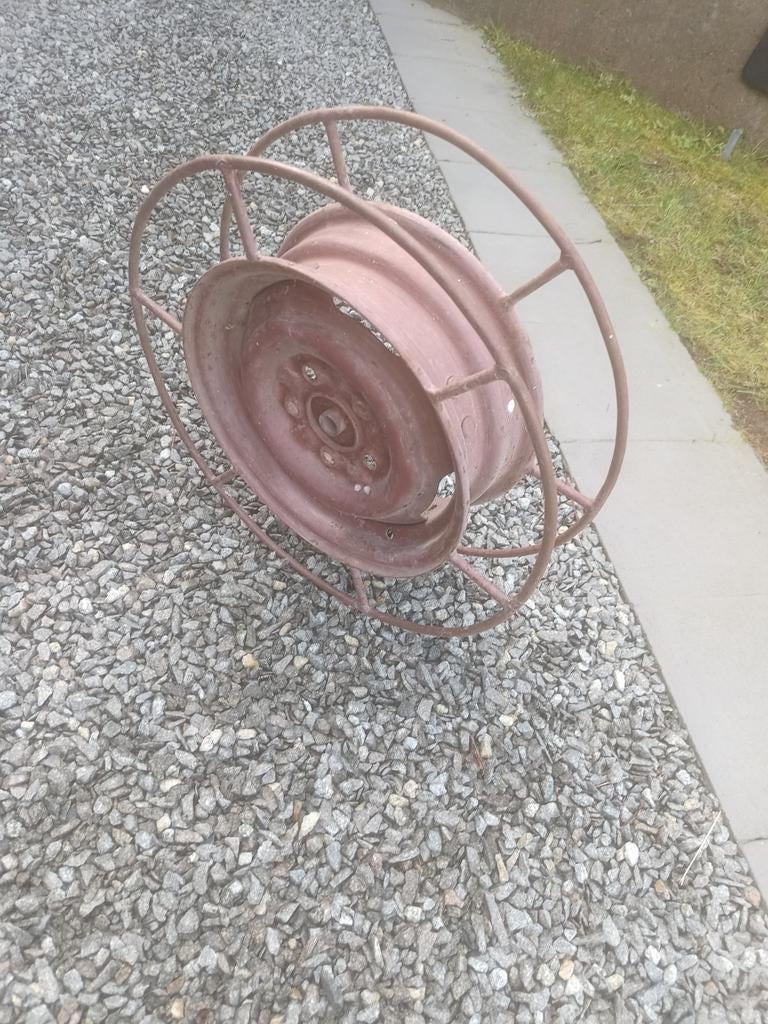 Zelfgebouwd ijzeren systeem om tuinslang op te rollen, Ophalen