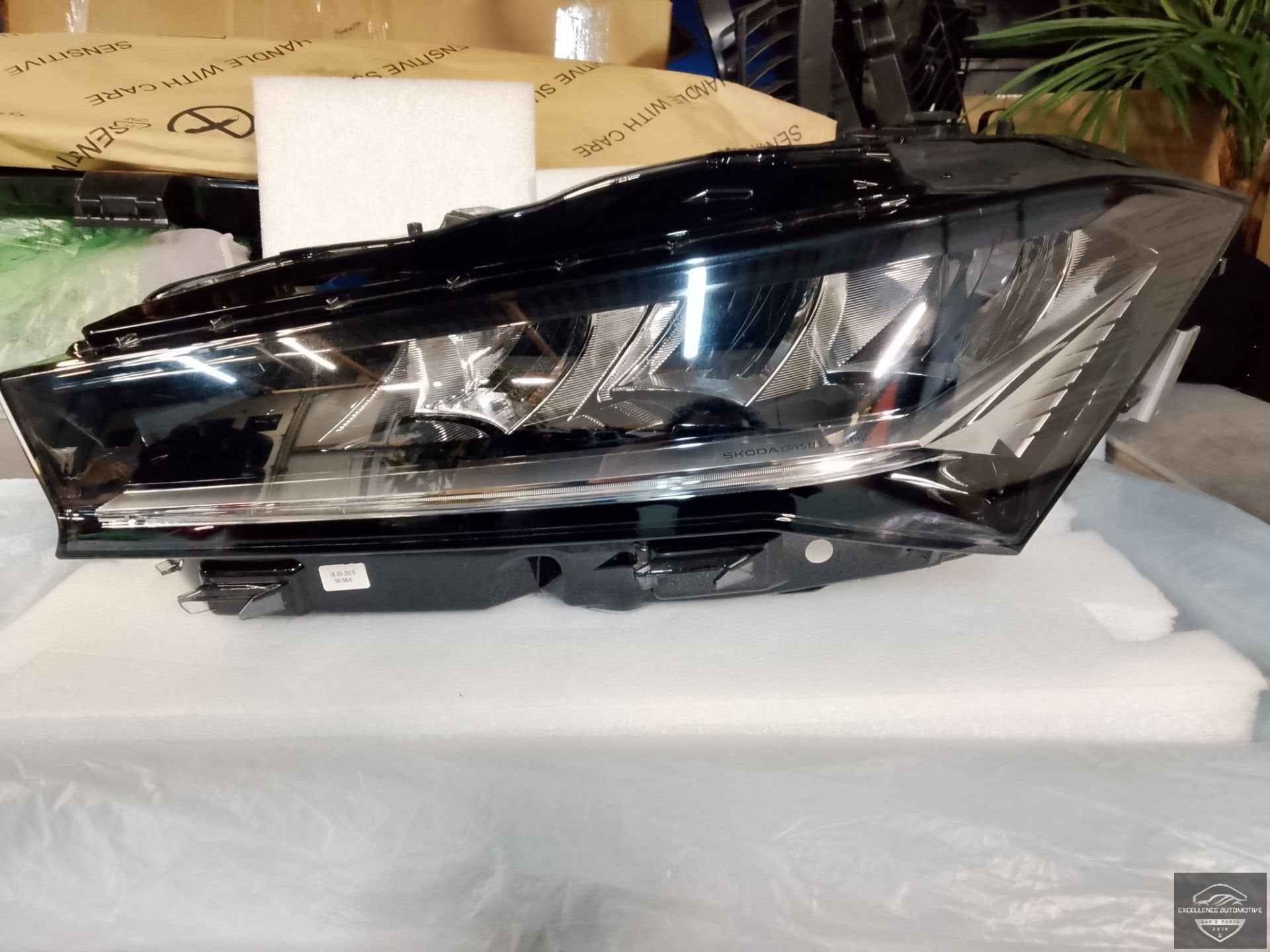 Skoda SuperB 4 3P 2024+ Vol LED Koplamp Links 3P941015, Infoline@skoda-auto.cz, Tr. Vaclava Klementa 869
293 01  Mlada Boleslav, CZ