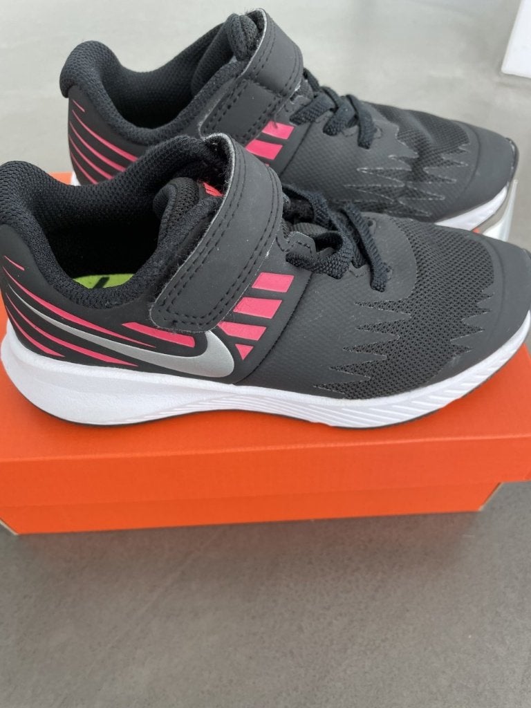 Roze sportschoenen van NIKE maat 28, Kinderen en Baby's, Kinderkleding | Schoenen en Sokken, NIKE, Meisje, Sportschoenen, Ophalen of Verzenden