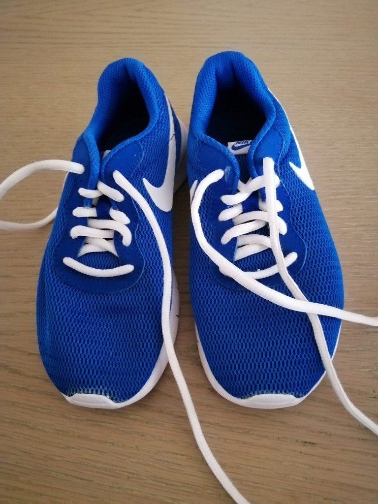 NIKE verschillende blauwe sport schoenen maat 33 ZGAN, Kinderen en Baby's, Kinderkleding | Schoenen en Sokken, NIKE, Meisje, Sportschoenen