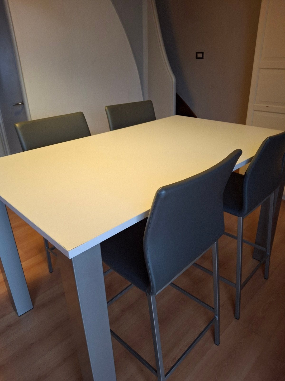 hoge eettafel met 4 hoge stoelen, Maison & Meubles, Tables | Tables à manger, Quatre personnes, Synthétique, Enlèvement, Utilisé