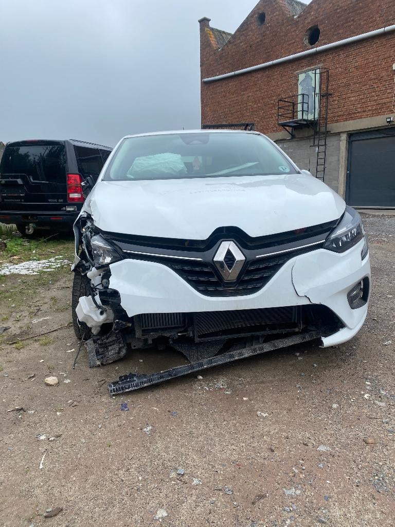 Renault clio (ongeval wagen ), Voorwielaandrijving, Stof, Euro 6, Wit