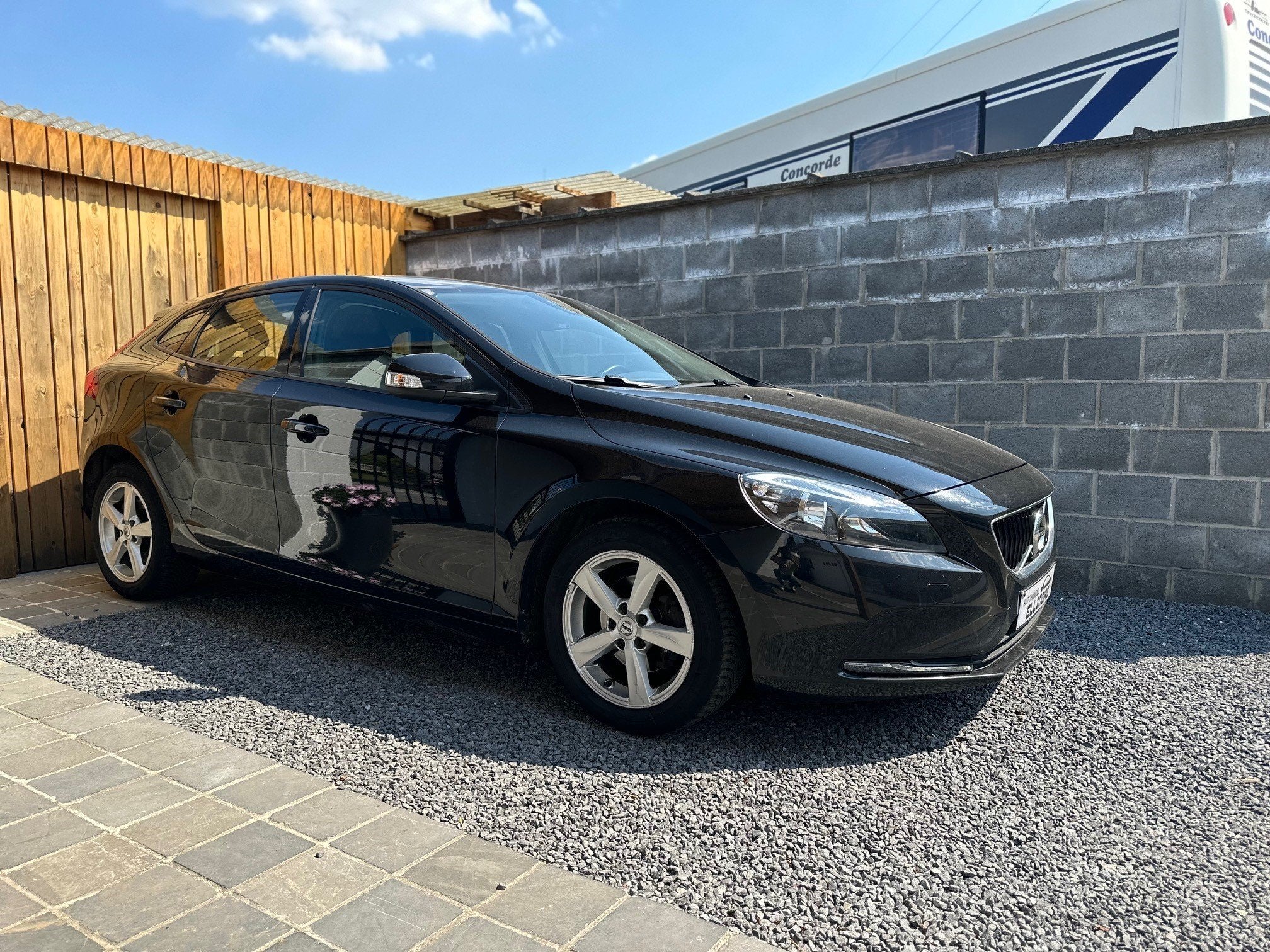 Volvo V40 2.0 D2 Eco Kinetic Led Navi BT Pdc Euro6b, Autos, Achat, Euro 6, Noir, 5 portes