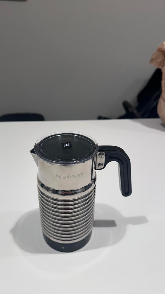Nespresso Aeroccino 4 melkopschuimer – zeer goede staat, Elektronische apparatuur, Ophalen, Zo goed als nieuw