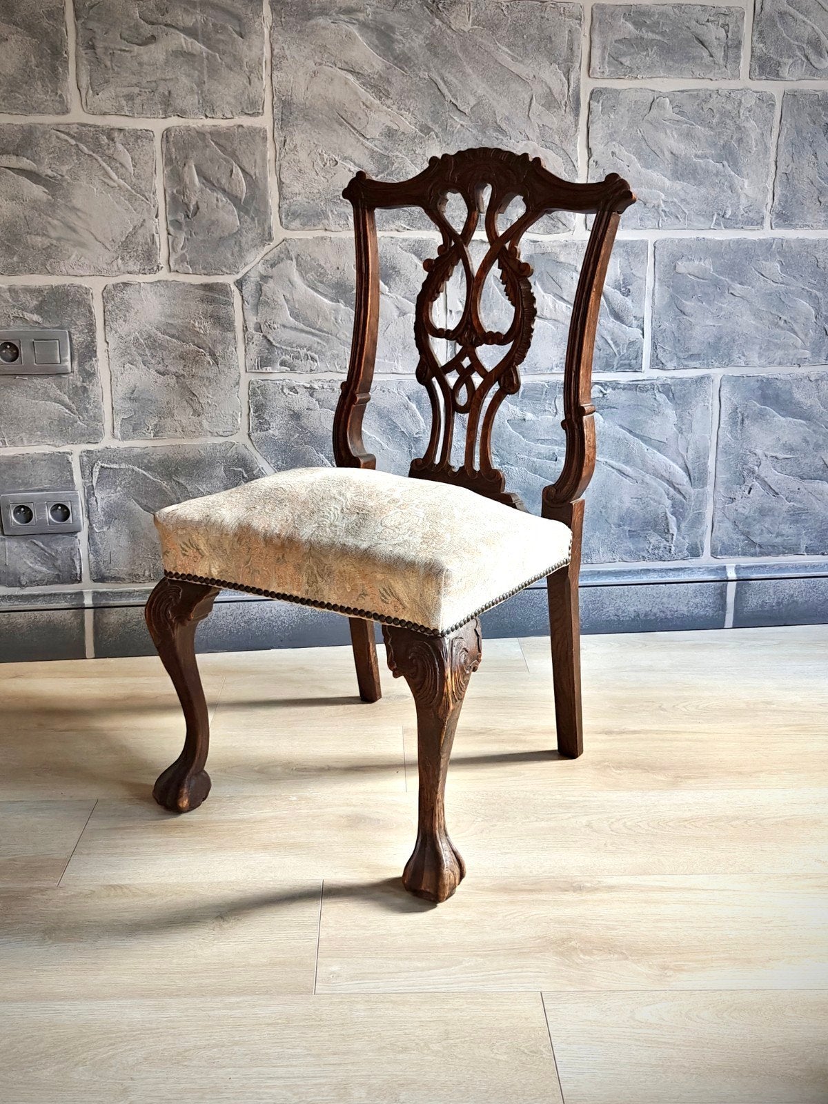 Decoratieve oude stoel, Ophalen