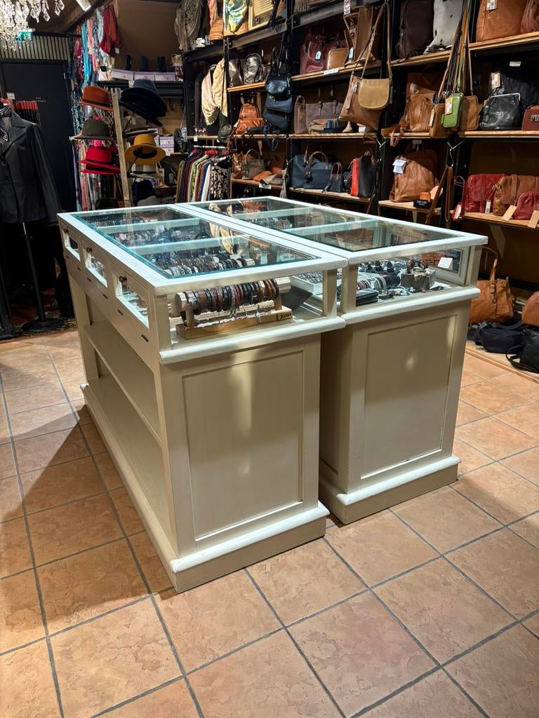 Vitrine kasten, Enlèvement