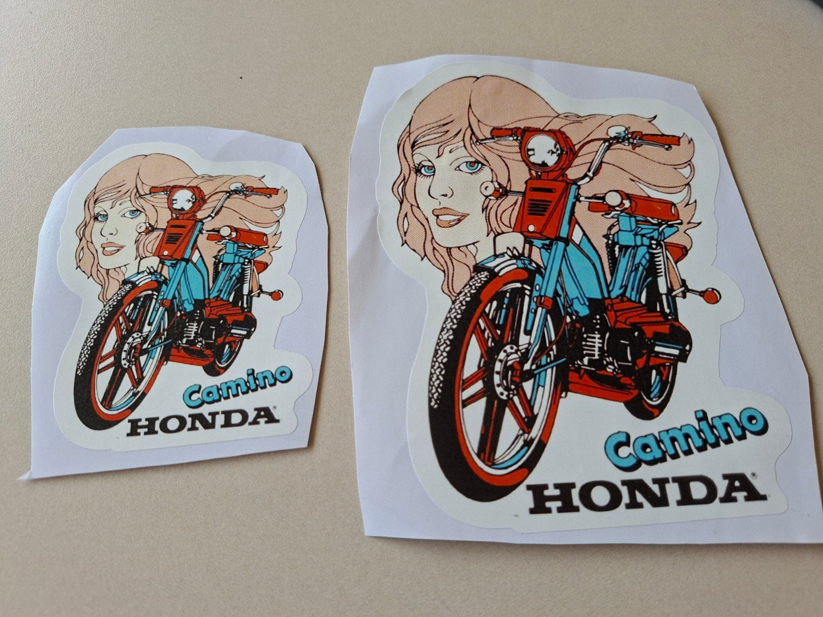 2 verschillende stickers
 honda camino., Ophalen