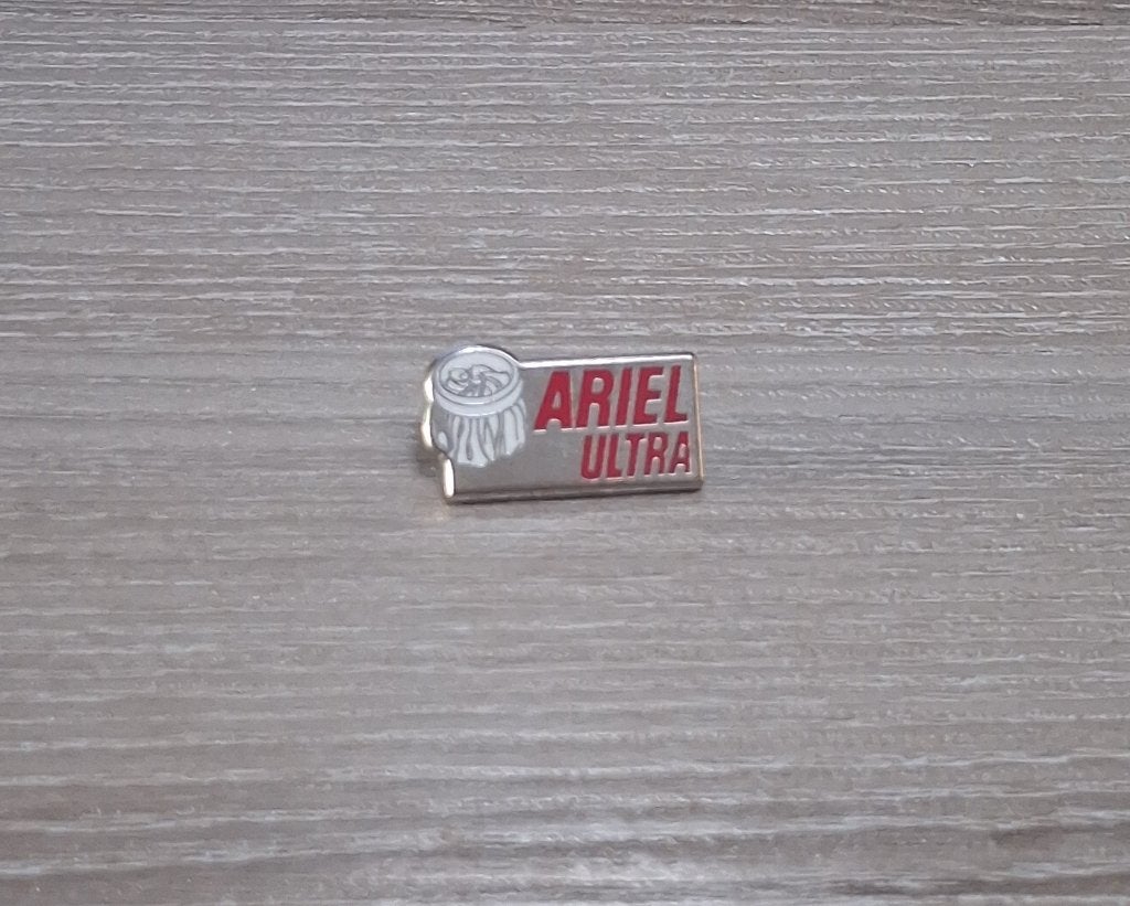 PIN - ARIEL ULTRA - WASMIDDEL - LESSIVE, Verzenden, Gebruikt, Merk, Speldje of Pin