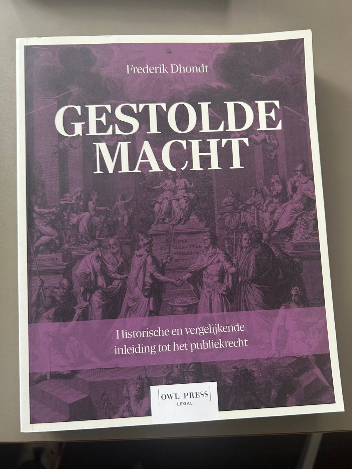 Historische en vergelijkende inleiding tot het publiekrecht, Boeken, Ophalen of Verzenden, Zo goed als nieuw