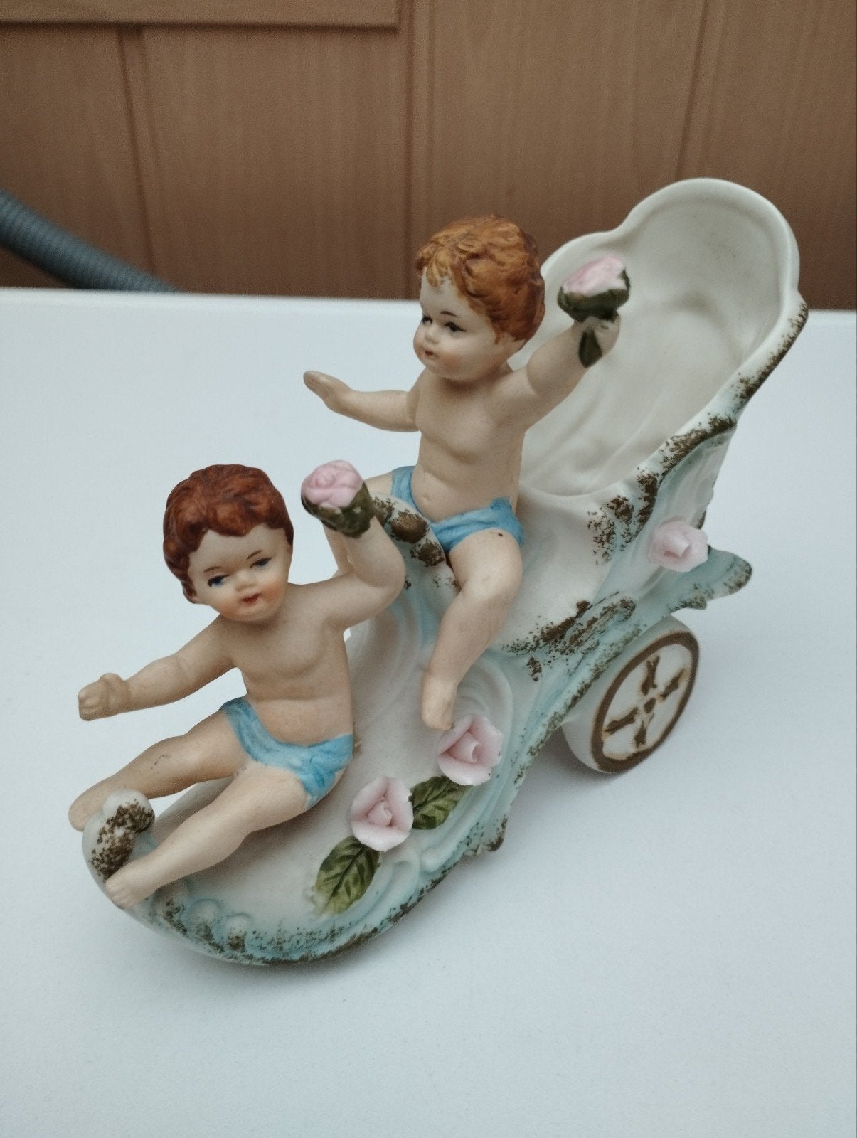 een porseleinen beeldje een laats met 2 kinderen erop kleur, Ophalen