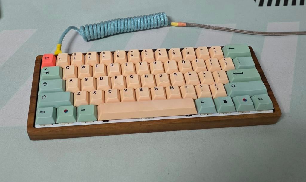 Custom houten mechanisch toetsenbord met custom coiled kabel, Enlèvement