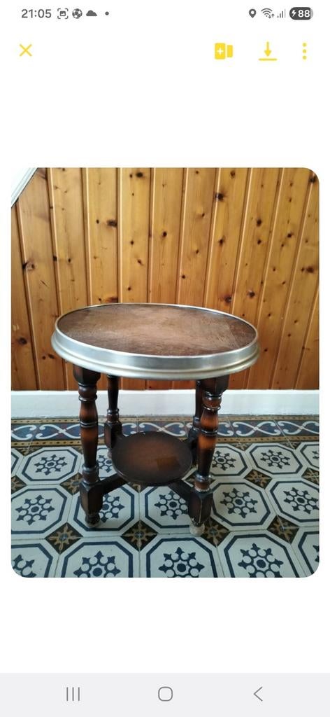 Petite table ronde, Enlèvement
