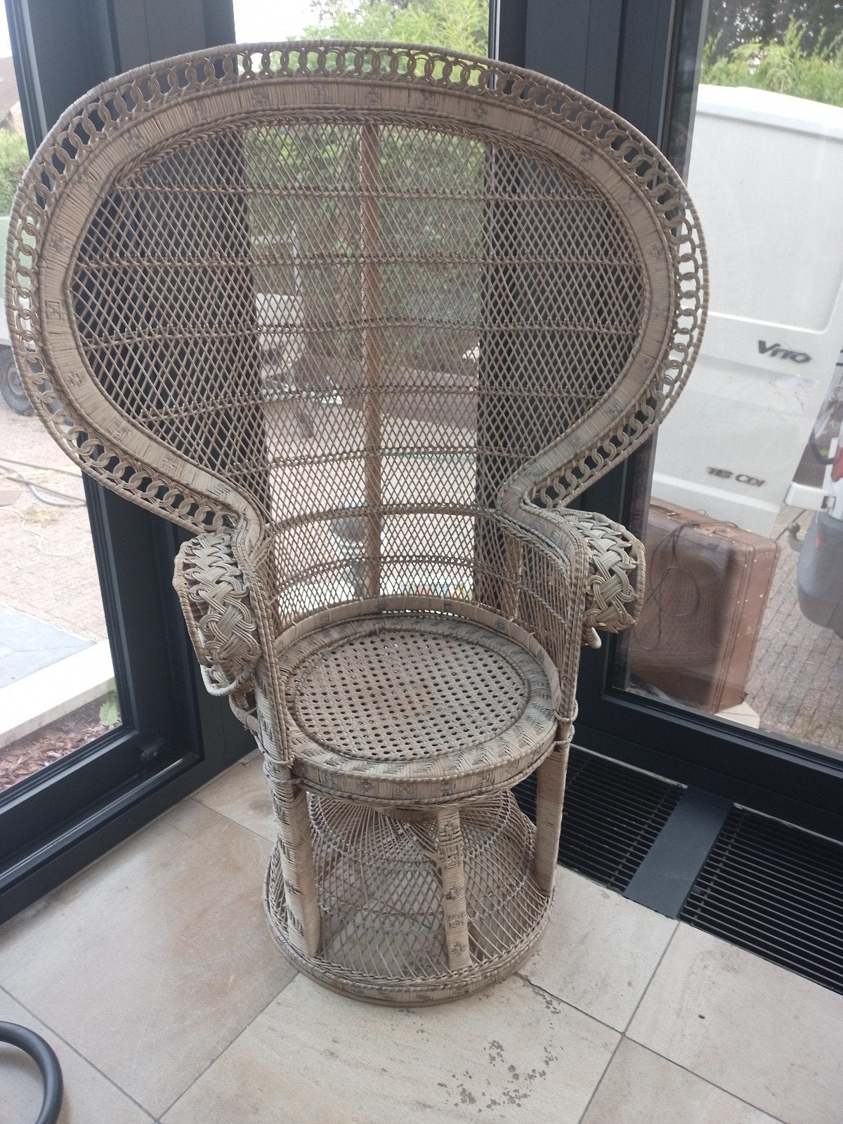 chaise Emmanuelle peacock chair pauwenstoel, Ophalen