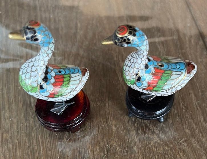 Vintage Cloisonné emaille 2 eendjes met houten voetje, Antiek en Kunst, Ophalen of Verzenden