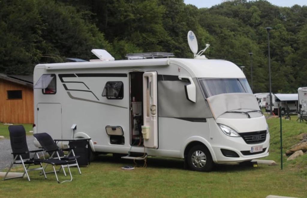 Zonneklep met geïsoleerde rolluik voor campers, Caravans en Kamperen, Ophalen, Zo goed als nieuw