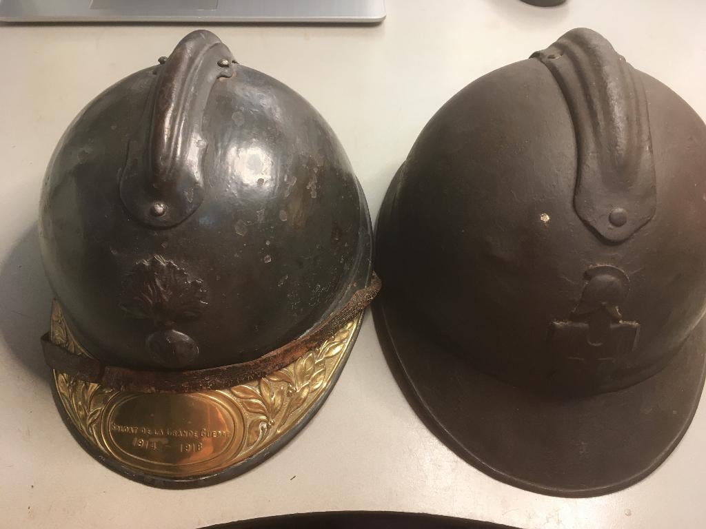 Lot de 2 casques Adrian français de la Première Guerre, Enlèvement ou Envoi, Armée de terre, Casque ou Béret