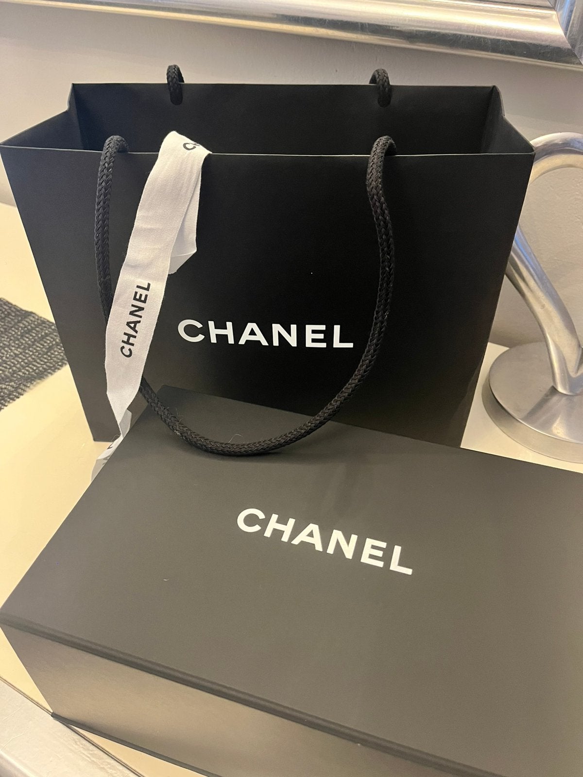 Boîte et sac de shopping CHANEL authentiques - TB  état, Divers, Enlèvement ou Envoi, Comme neuf