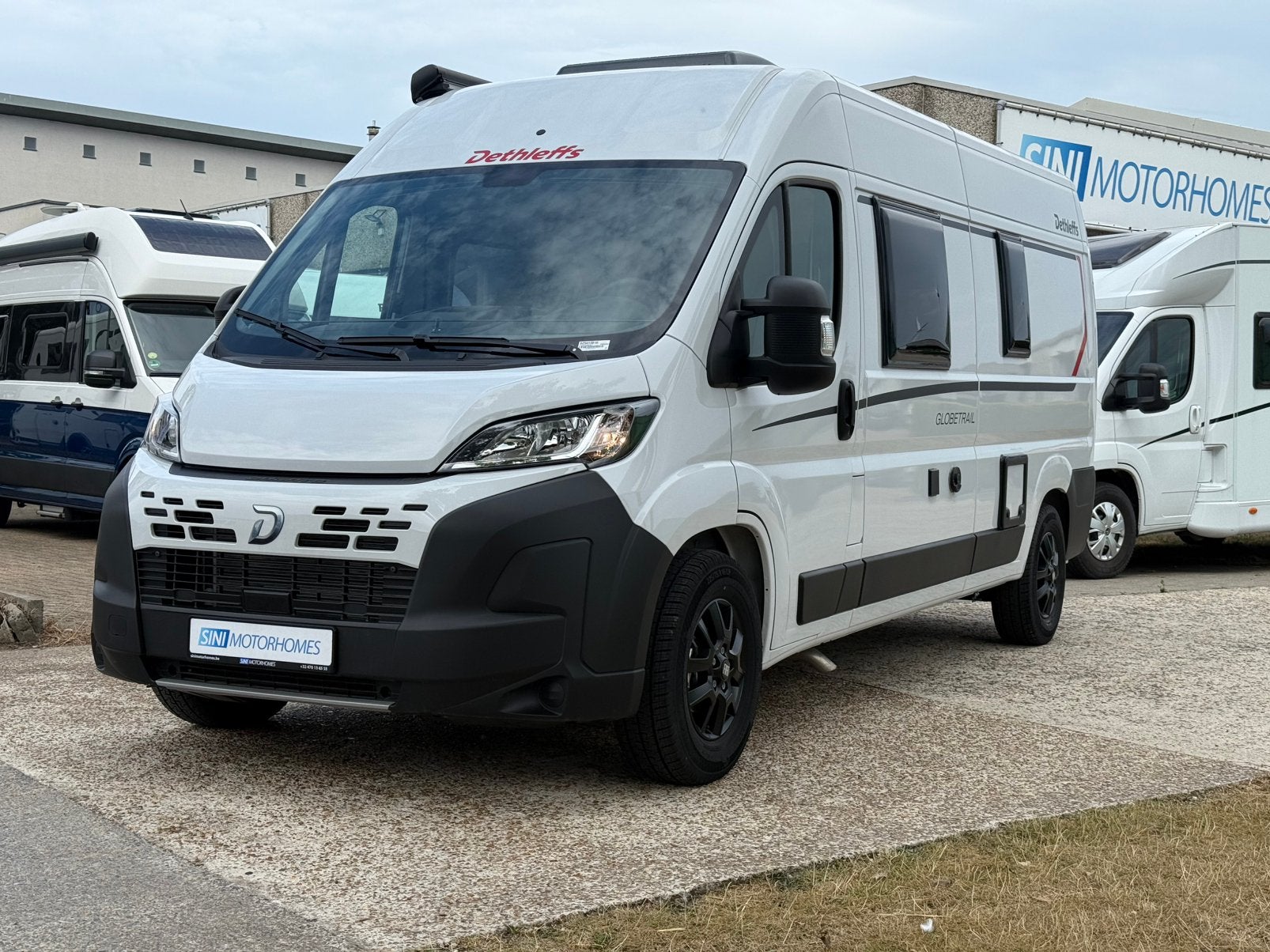 FIAT DETHLEFFS GLOBETRAIL 600 DS - NEW - 6 METER*, Caravans en Kamperen, Mobilhomes, Buscamper of Camperbus, Fiat, Douche, Bedrijf