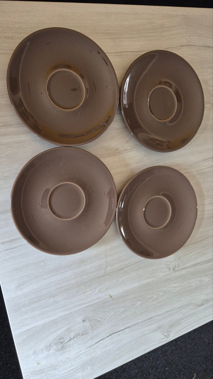 Set van 4 bruine keramische schoteltjes in vintage stijl, Ophalen of Verzenden, Keramiek, Vintage