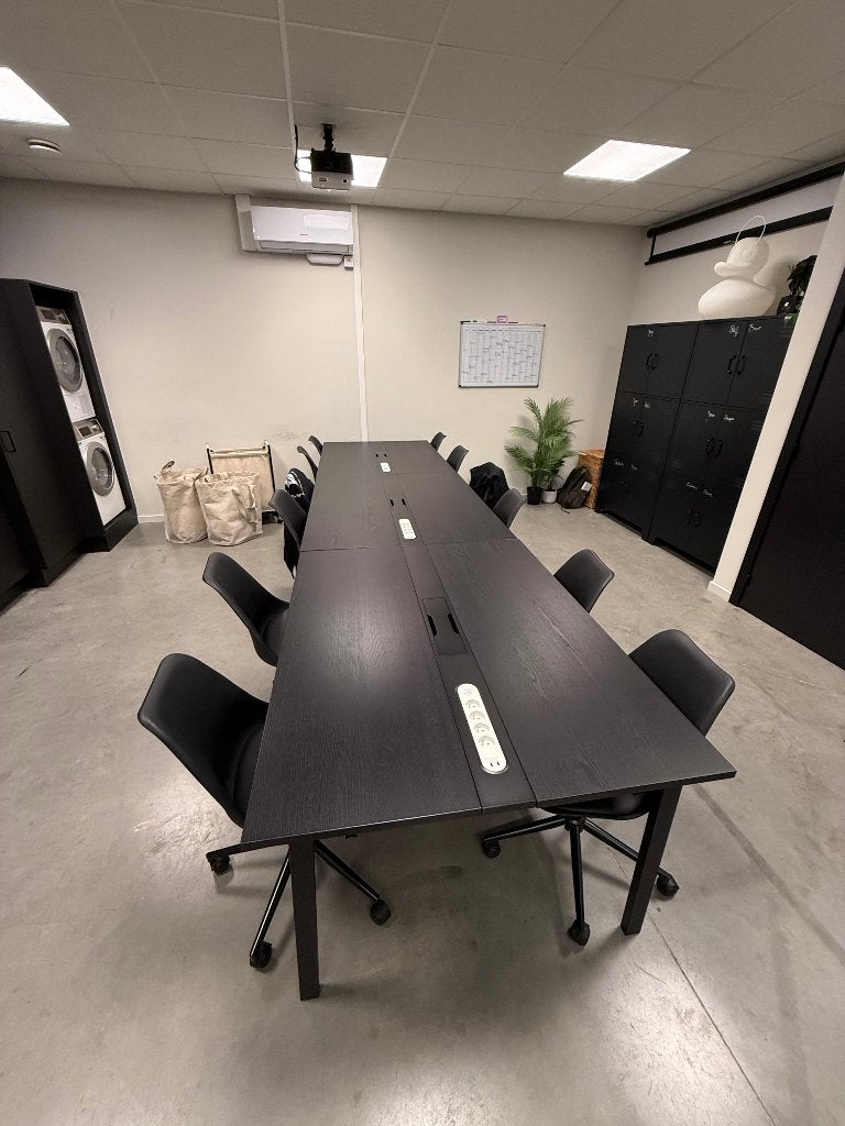 3 IKEA MITTZON bureautafels (zwart) met stekkerdoos, Maison & Meubles, Autres types, Goulotte de câbles, Comme neuf, IKEA