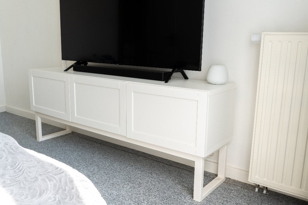 Banc TV IKEA BESTÅ portes HANVIKEN pièd métallique, 150 tot 200 cm, Zo goed als nieuw, Minder dan 100 cm, 25 tot 50 cm