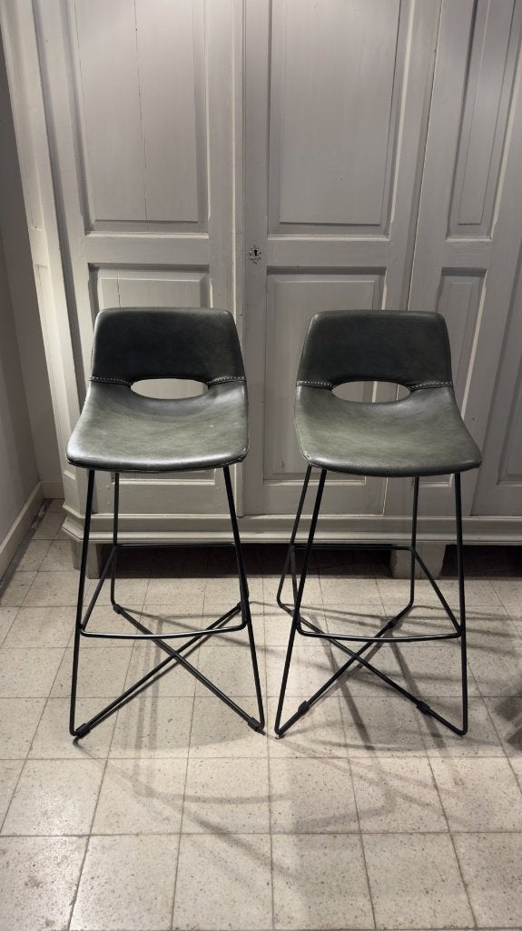 2 barkrukken groen leerlook - zwart frame - Gert Snel, Huis en Inrichting, Ophalen, Gebruikt, Met voetsteun, 60 tot 90 cm