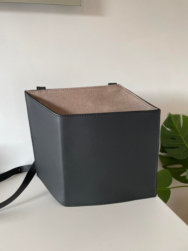 Designer kubus handtas - leder, Handtassen en Accessoires, Tassen | Damestassen, Ophalen of Verzenden, Zo goed als nieuw, Handtas