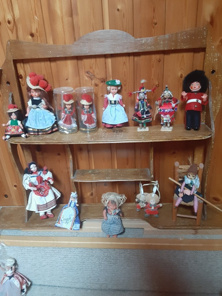 poupées folkloriques et personnages de pêche, Enlèvement