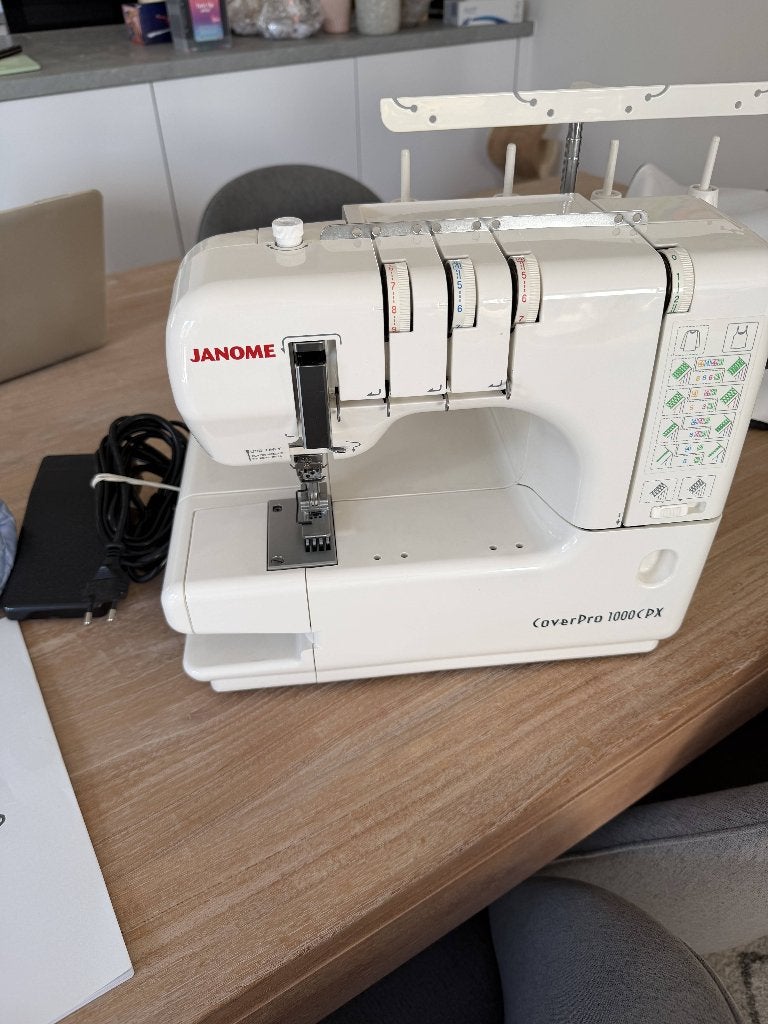 Janome hoes 1000cpx overlock, Hobby en Vrije tijd, Ophalen, Zo goed als nieuw, Lockmachine, Janome