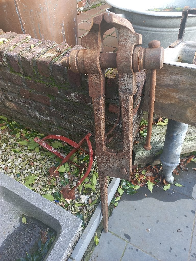 Zware  staartbank  schroef   hoogte   1.05 m, Ophalen