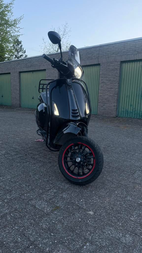 Vespa sprint 2020, Fietsen en Brommers, Ophalen, Zo goed als nieuw