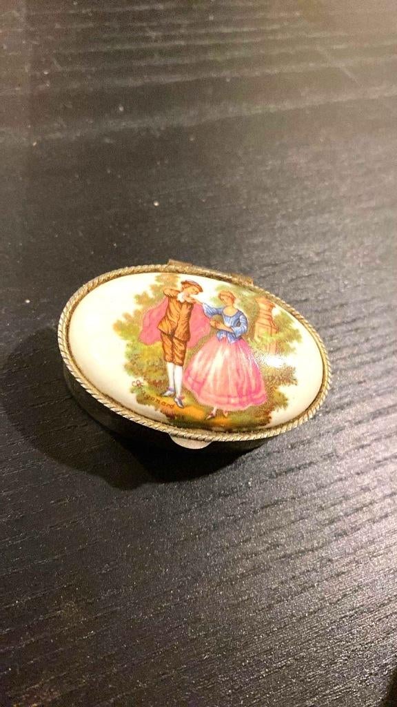 Magnifique ancien pilulier en porcelaine, Antiquités & Art, Enlèvement ou Envoi