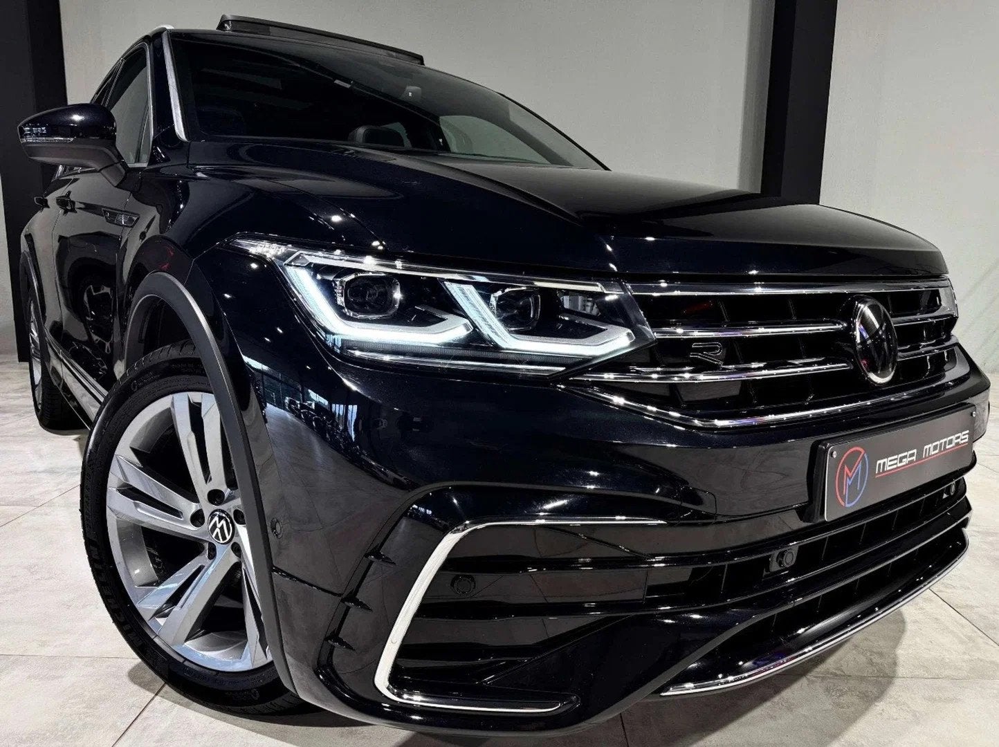 Volkswagen Tiguan 1.5 TSi 150CV R-LiNE" TVA/BTW CARPLAY PANO, Auto's, Volkswagen, Automaat, 4 cilinders, Zwart, 5 zetels