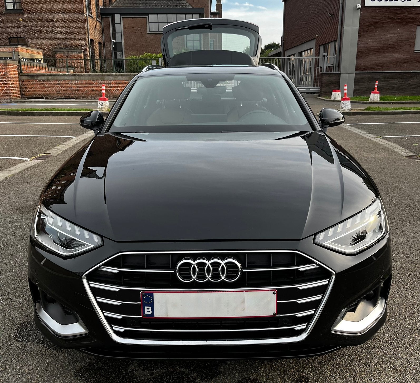 Audi A4 Avant (break) zwart metallic, Auto's, Dealer onderhouden, 4 cilinders, 1984 cc, A4