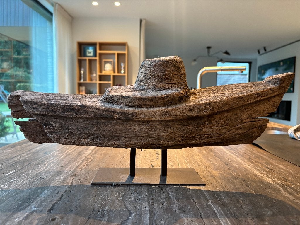 Handgesneden houten bootsculptuur op metalen sokkel, Houtsnijwerk, Ophalen of Verzenden, 20 - 50 cm, Zeeleven