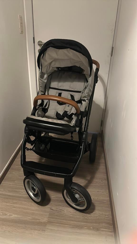 Volledige buggy Mutsy ( draagmand en zit gedeelte), Kinderen en Baby's, Ophalen, Zo goed als nieuw, Mutsy