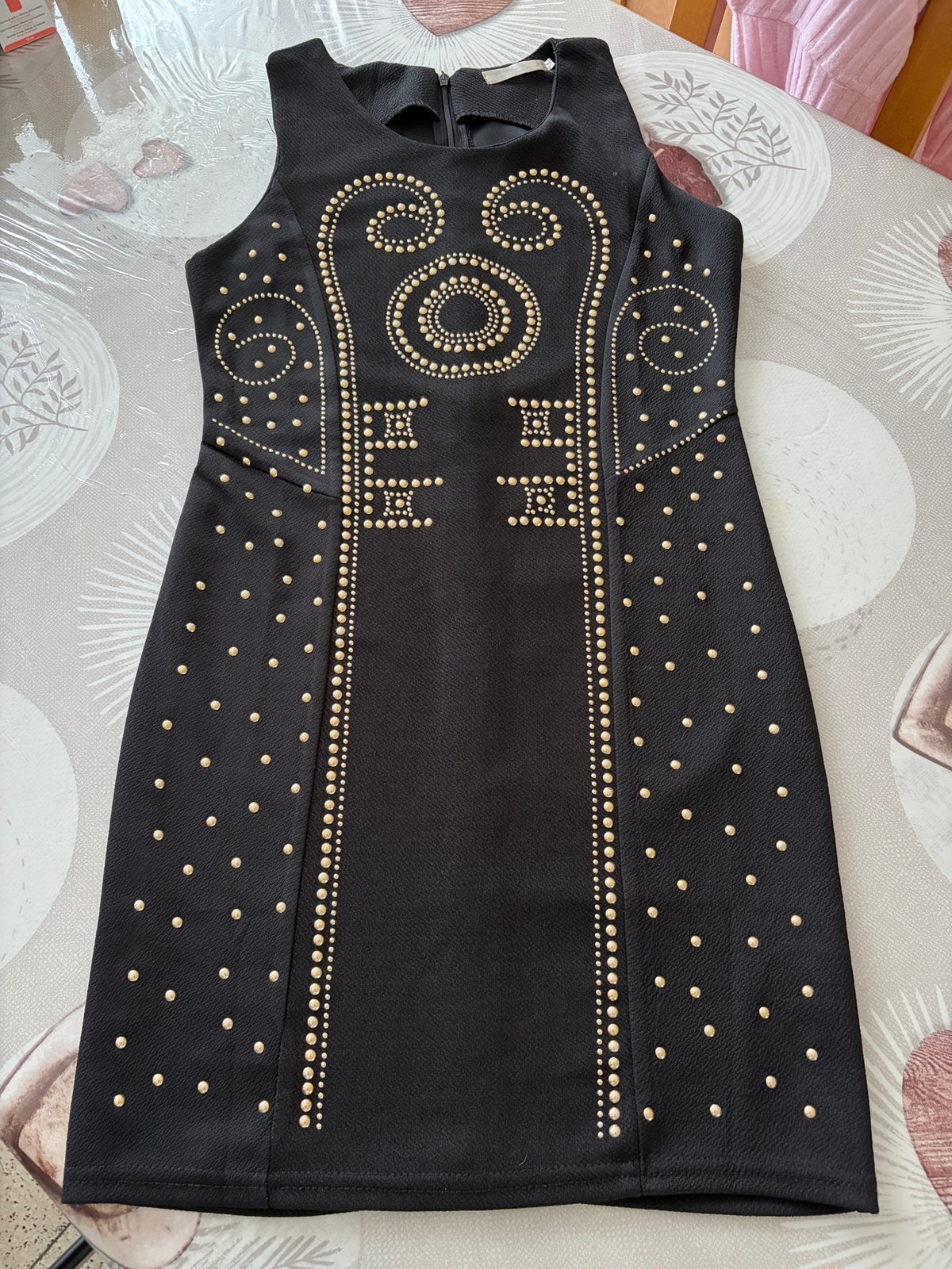 Robe courte noire  à clous dorés - Taille M xs /34), Vêtements | Femmes, Enlèvement ou Envoi, Comme neuf, Noir