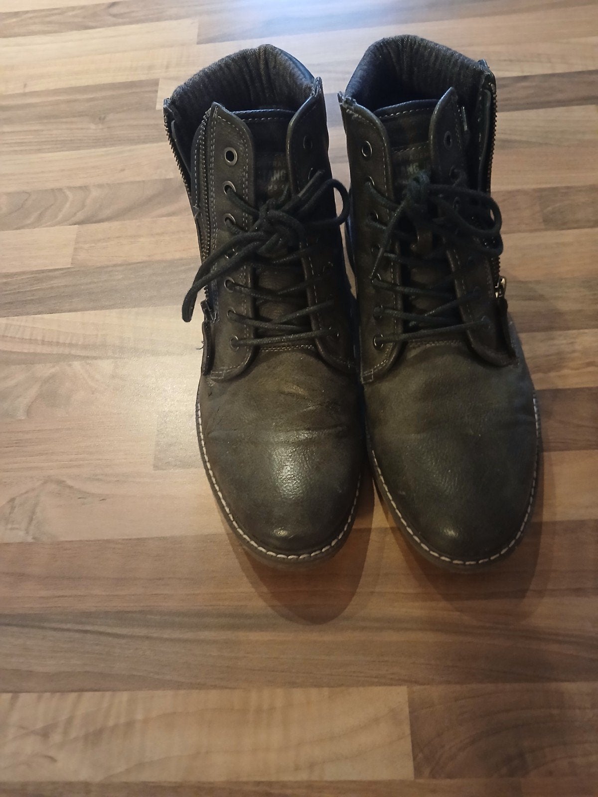 Mustang jeans schoenen, Enlèvement