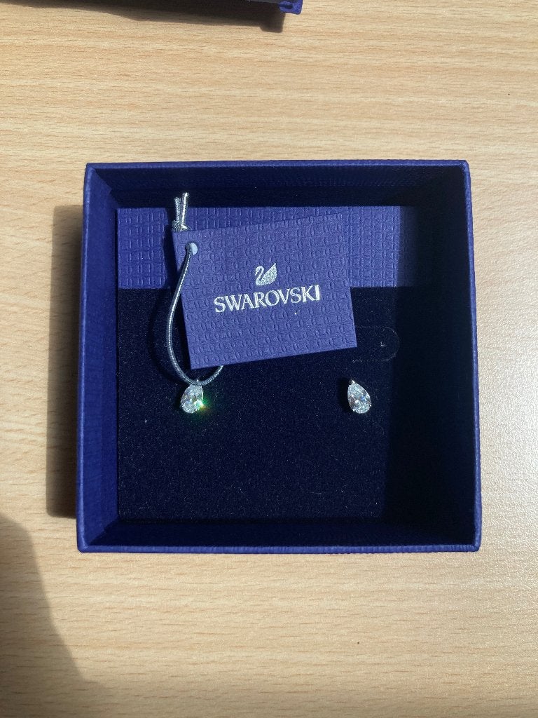 Swarovski oorbellen - druppelvormig, Handtassen en Accessoires, Nieuw, Ophalen of Verzenden, Knopjes of Stekers, Zilver