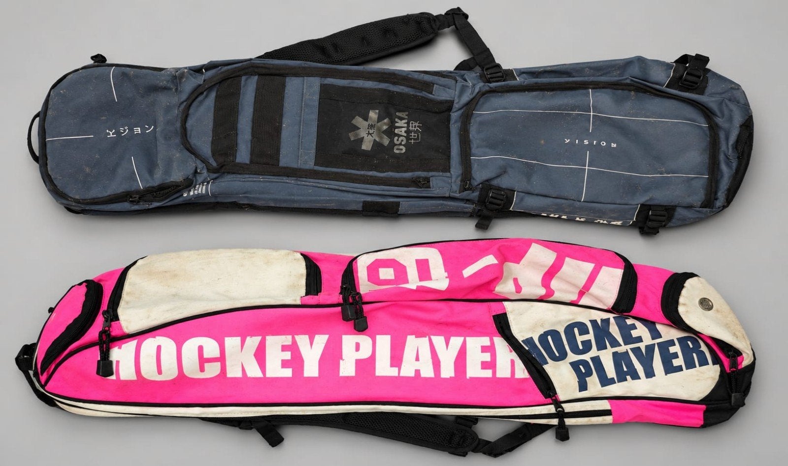 2 hockeytassen – Hockey Player – destijds nieuw gekocht, Contacts & Messages