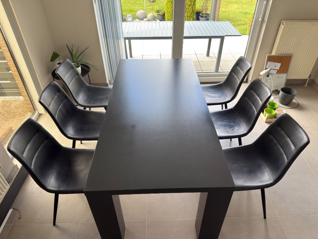 Eetkamerstoelen, Enlèvement