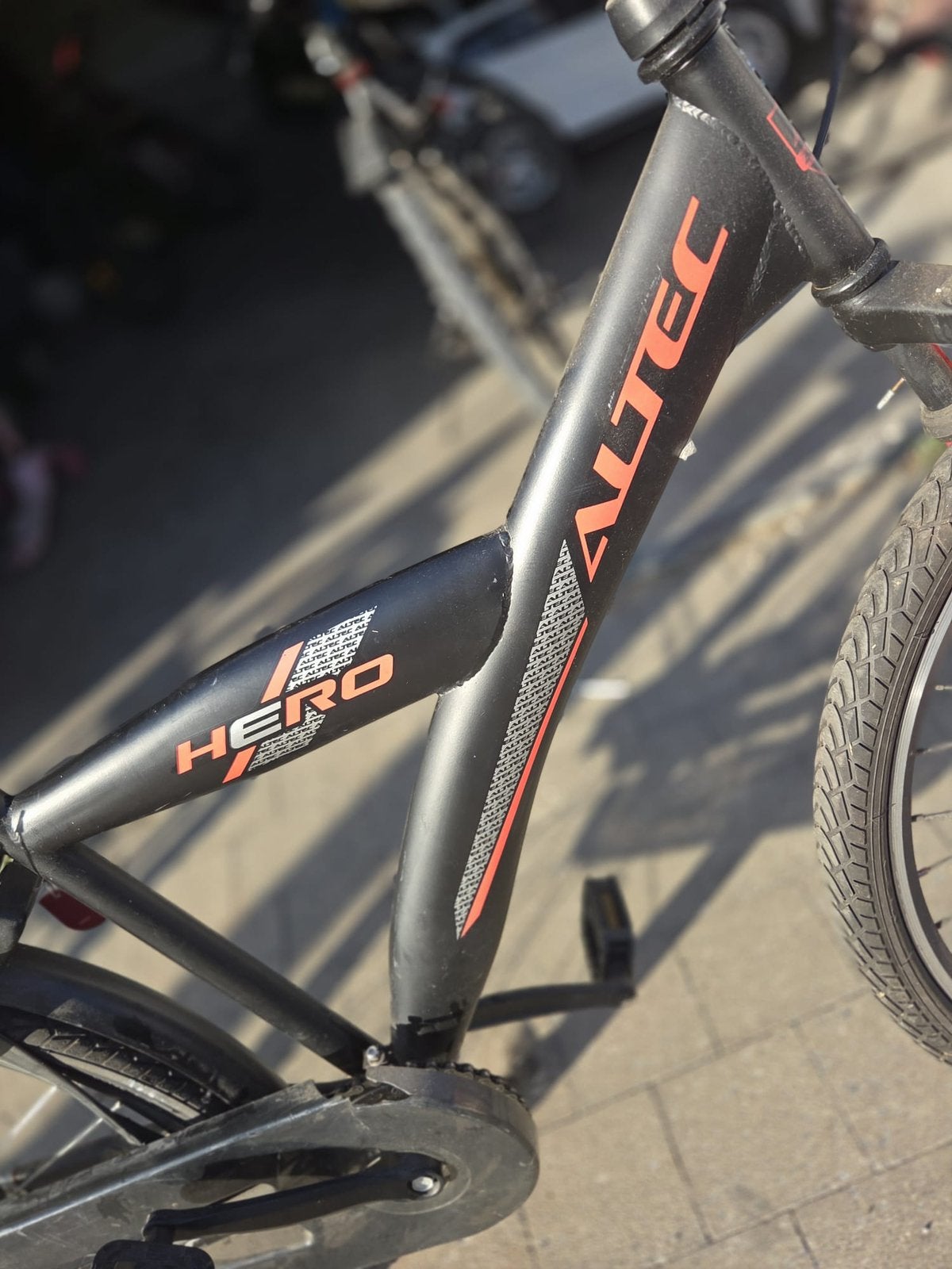ATTEC Hero 26 inch fiets – Zwart/Rood – Achterwiel kapot, Fietsen en Brommers, Ophalen, Zo goed als nieuw, 24 inch of meer