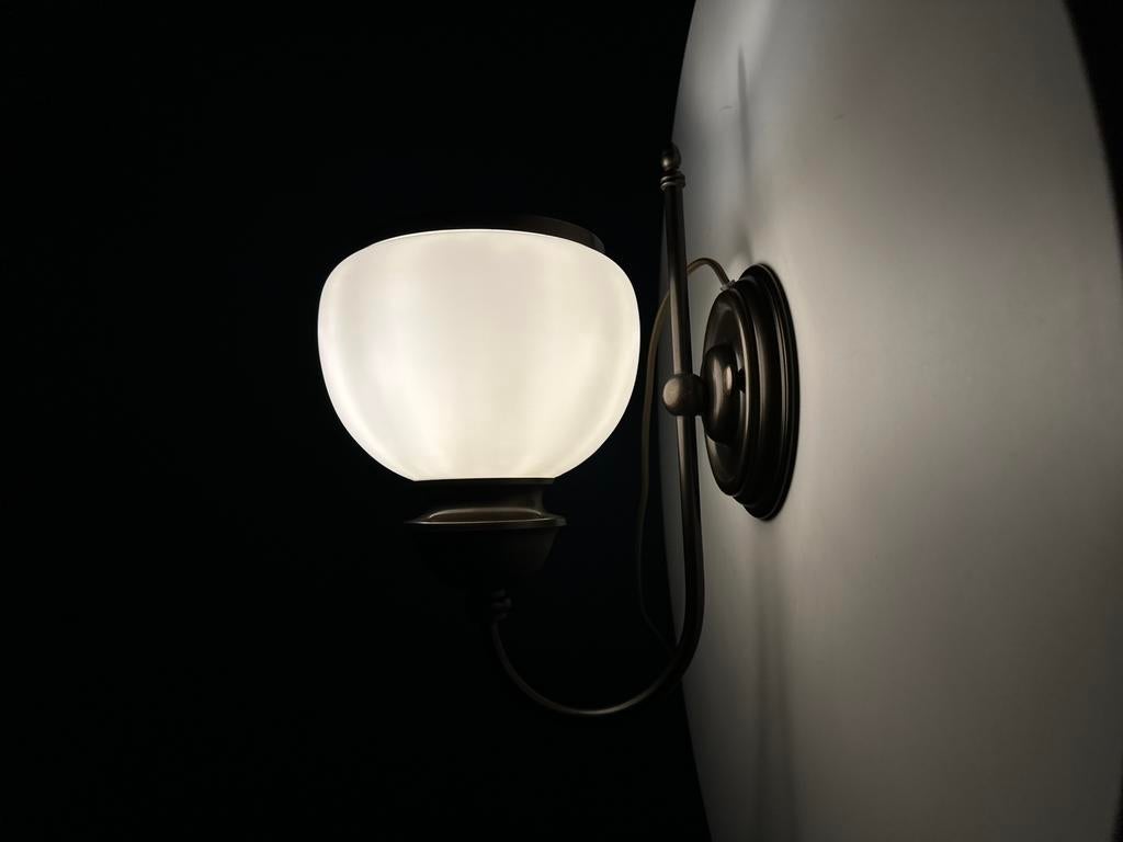 Vintage wandlamp met melkglazen kap (jaren 70–90), Ophalen, Zo goed als nieuw, Metaal