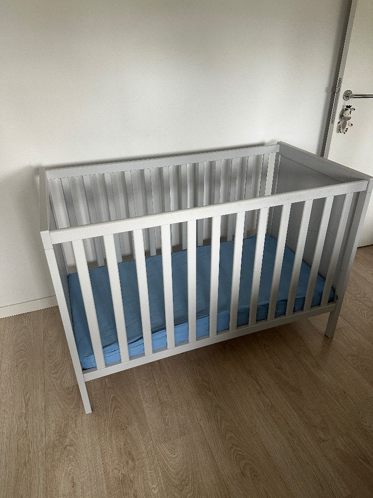 Babybedden / Baby bed, Zo goed als nieuw, Minder dan 140 cm, Minder dan 70 cm, Ophalen