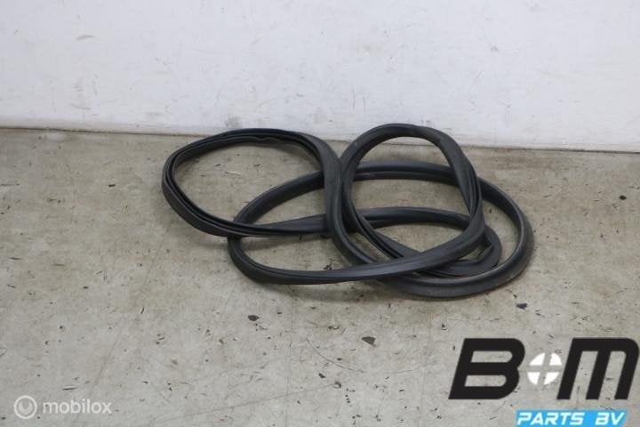Achterklep rubber Skoda Fabia 4 6VE827705F, Utilisé